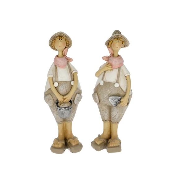 Fiú kertésznadrágban, vödörrel, ásóval álló 4x3x12 cm 2 féle