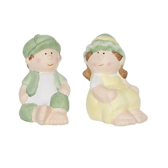 Gyerek fiú, lány sapkában ülő 4,7x6,7x8,5 cm 2 féle