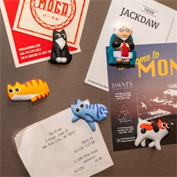 Hűtőmágnes, macskás hölgy S/6