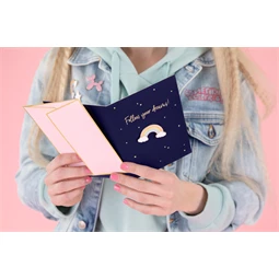 Kártya szivárvány alakú zománc kitűzővel, 10,5x14,8 cm