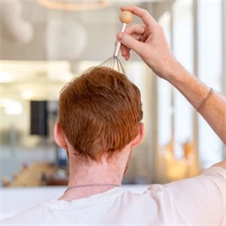 Toll, fejmasszírozóval